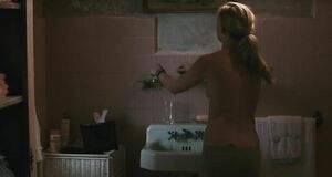 Кейт Хадсон засветила грудь в ванной