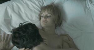 Интимная сцена на кровати с Меной Сувари