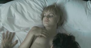 Интимная сцена на кровати с Меной Сувари