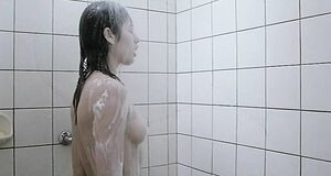 Ольга Куриленко моется под душем