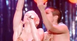 Развратный танец с Кэрри Энн Инаба и Мадонной