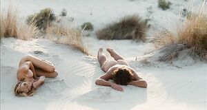 Обнаженная Мадонна спит на песке