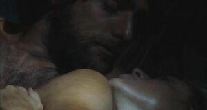 Мадонна спит голышом