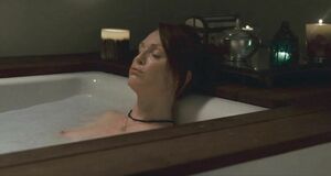 Джулианна Мур моется в ванне