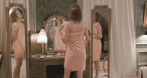 Голая Николь Кидман перед зеркалом