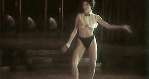 Жанна Эппле танцует стриптиз