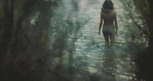 Голая Анжелика Неволина заходит в воду