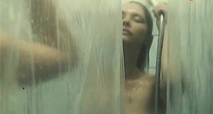 Светлана Рябова моется под душем