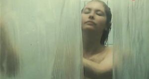 Светлана Рябова моется под душем