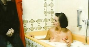 Наталья Фатеева моется в ванне