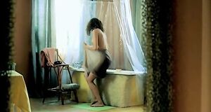 Евгения Трофимова снимает одежду