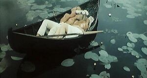Елена Кондулайнен с голыми сиськами плавает в лодке