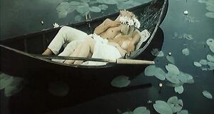 Елена Кондулайнен с голыми сиськами плавает в лодке