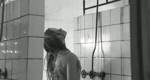 Маргарита Терехова принимает душ