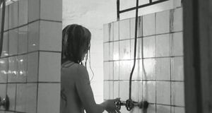 Маргарита Терехова принимает душ