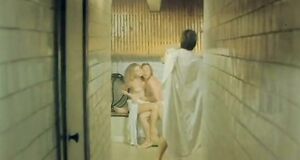 Раздетая Елена Кондулайнен зажимается с мужиком в бане