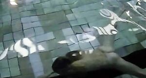 Елена Кондулайнен голышом плавает в бассейне