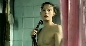 Алла Юганова принимает душ