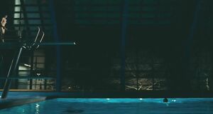 Зои Дешанель голышом прыгает в бассейн