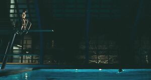 Зои Дешанель голышом прыгает в бассейн