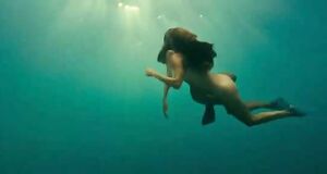 Келли Брук и Райли Стил голышом плавают под водой