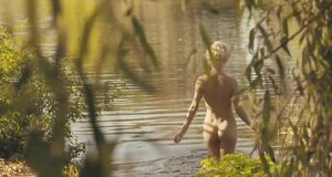 Мишель Уильямс голышом купается в речке