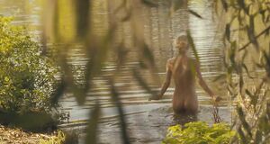 Мишель Уильямс голышом купается в речке