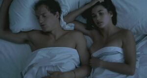 Интимная сцена на кровати с Деми Мур