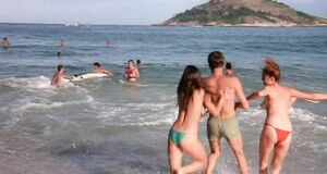 Мишель Джонсон и Деми Мур с голыми сиськами на пляже