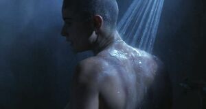 Деми Мур моется под душем