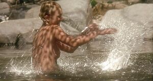 Дрю Бэрримор с голыми сиськами хлюпается в воде