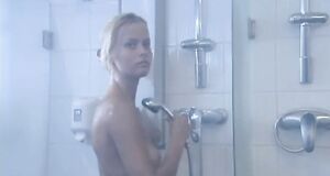 Раздетая Анна Лутцева принимает душ