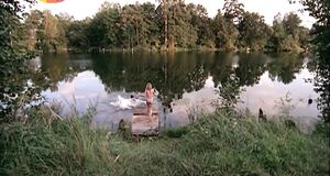 Ольга Будина голышом прыгает в озеро