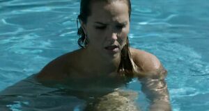 Ариэль Кеббел голышом плавает в бассейне