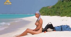 Абсолютно голая Бо Дерек на пляже