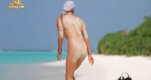 Абсолютно голая Бо Дерек на пляже