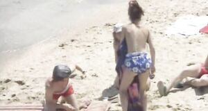 Наталья Бузько без купальника на пляже