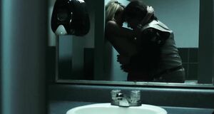 Си Джей Перри с голыми сиськами в туалете