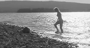 Марина Влади голышом выходит из воды