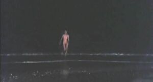 Полностью голая Екатерина Зинченко купается в море