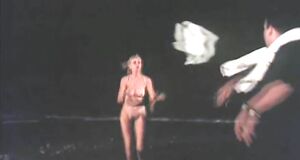 Полностью голая Екатерина Зинченко купается в море