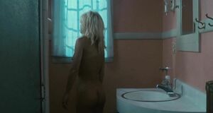 Абсолютно голая Линни Куигли в ванной