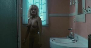 Абсолютно голая Линни Куигли в ванной