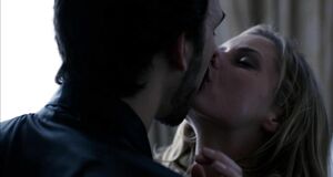 Брианна Браун в распахнутом халате