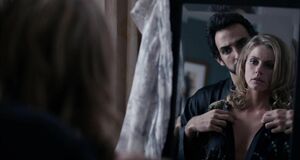 Брианна Браун в распахнутом халате