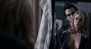 Брианна Браун в распахнутом халате