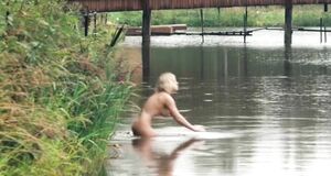 Анна Старшенбаум купается голышом в речке