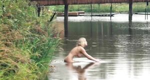 Анна Старшенбаум купается голышом в речке