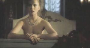 Лариса Шахворостова с голыми сиськами на кровати