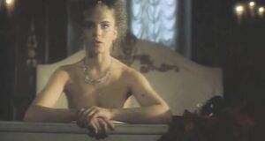 Лариса Шахворостова с голыми сиськами на кровати